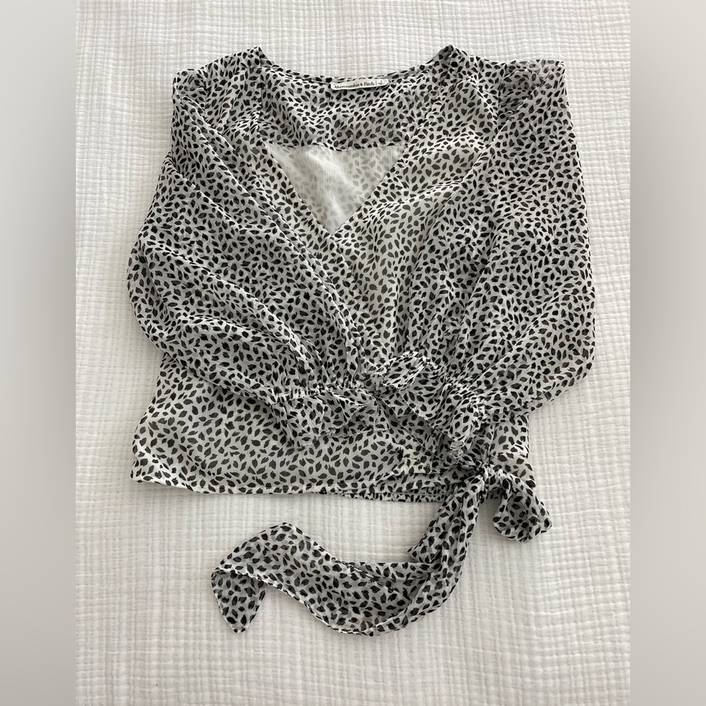 Long sleeve black and white tie up top